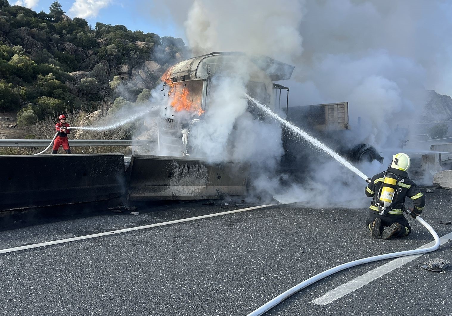 Kaza yapan tır alevlere teslim oldu