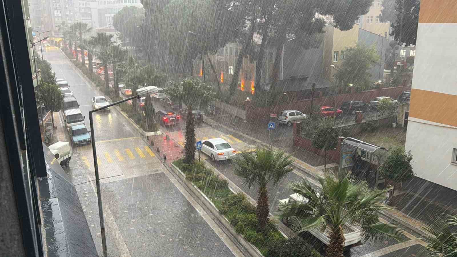 Edremit’te kuvvetli sağanak yağış etkili oluyor