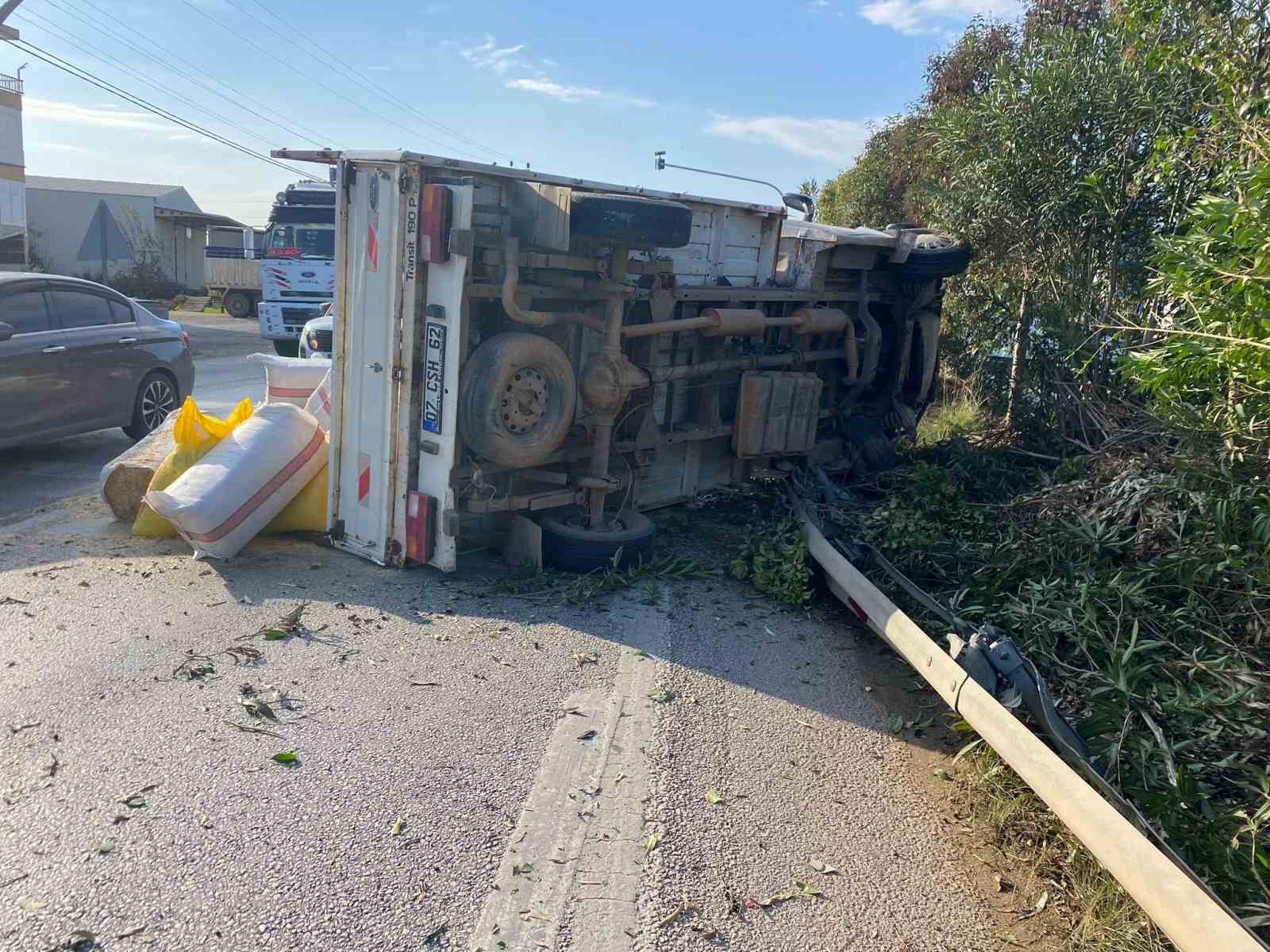 Antalya&rsquo;da saman y&uuml;kl&uuml; kamyonet devrildi, yol trafiğe kapandı
