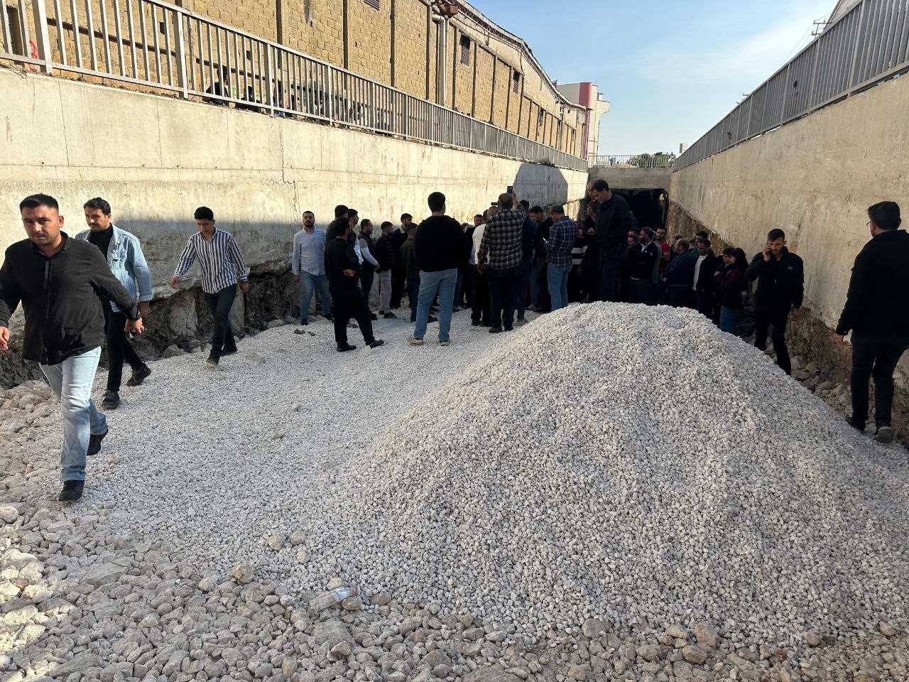 Alt ge&ccedil;it bitmeyince "bitme" noktasına gelen esnaf isyan etti
