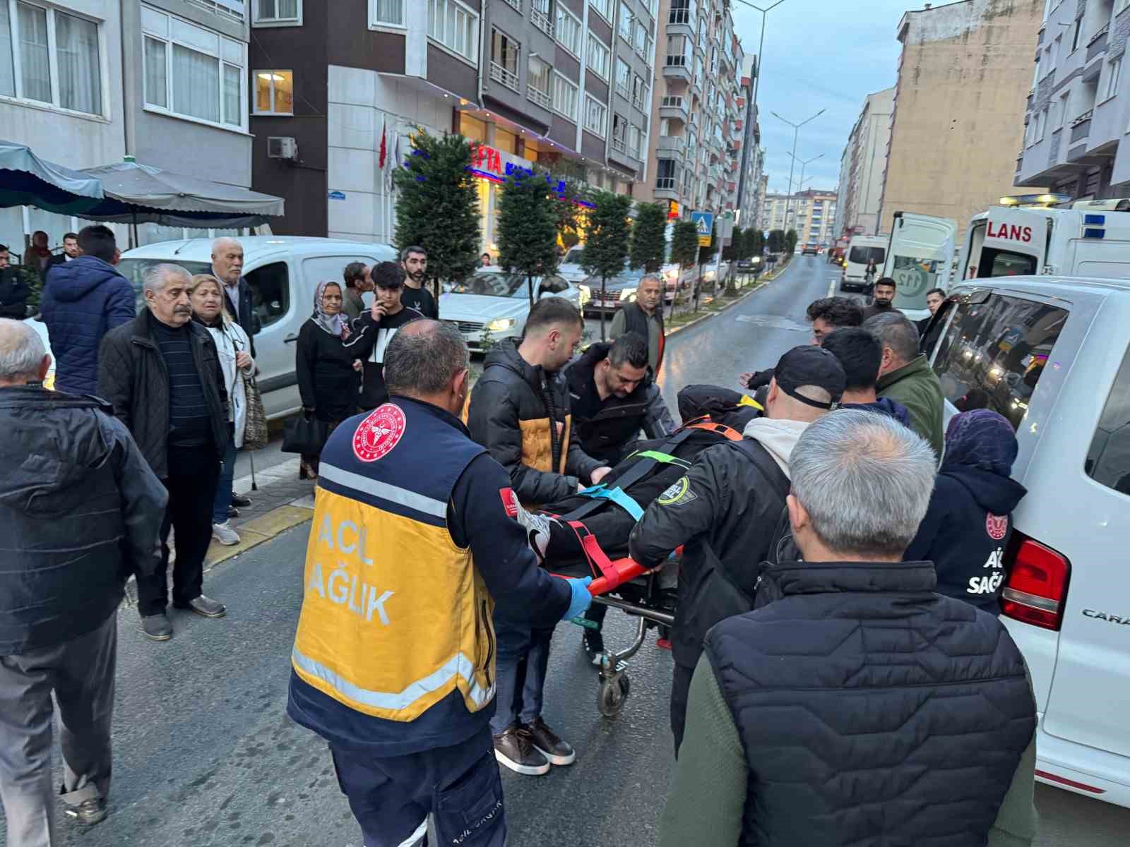 Minibüsün açılan kapısına çarpan motosikletli savruldu: 1 yaralı