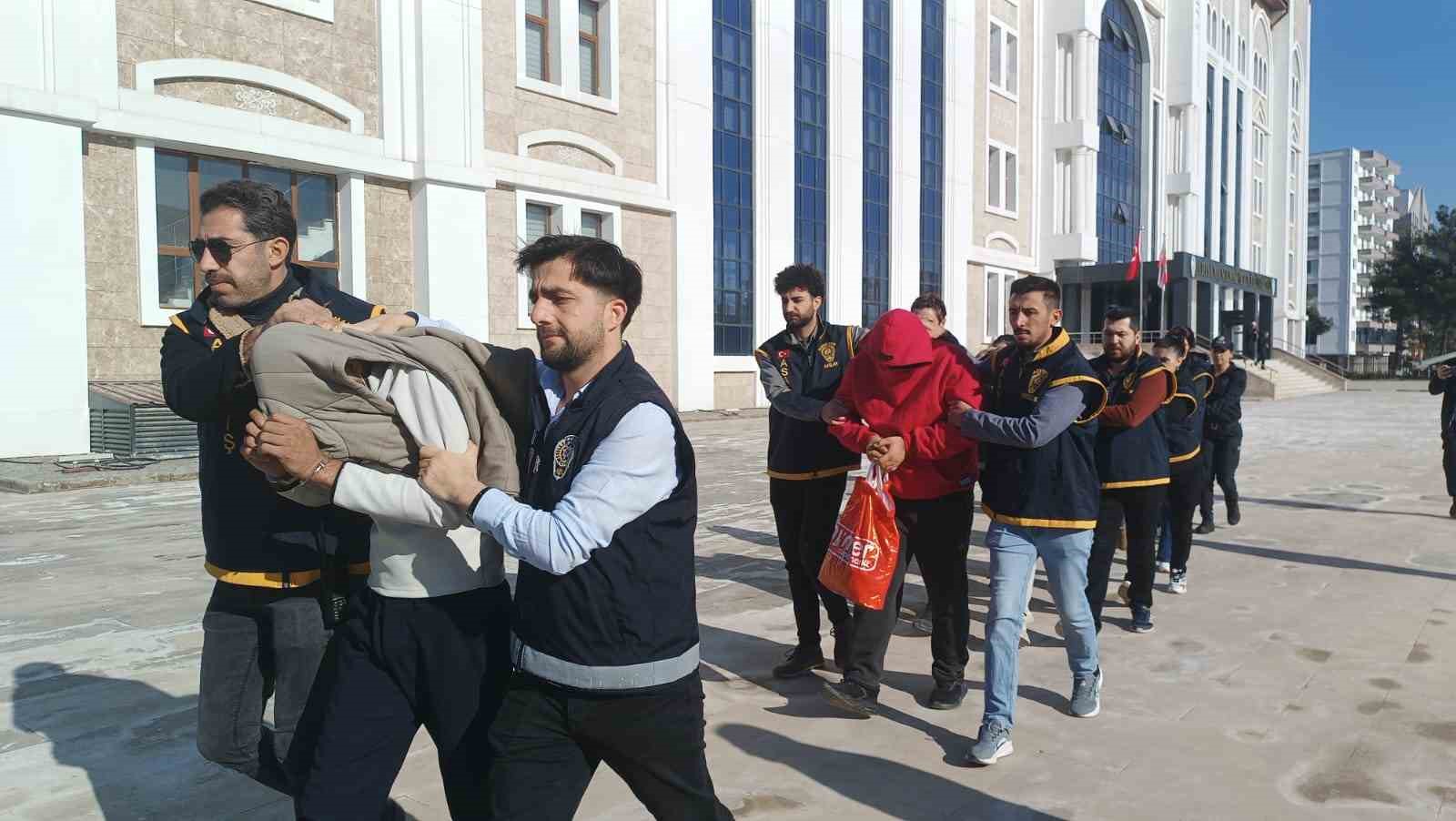 Masaj salonlarına fuhuş operasyonunda 6 kişi tutuklandı