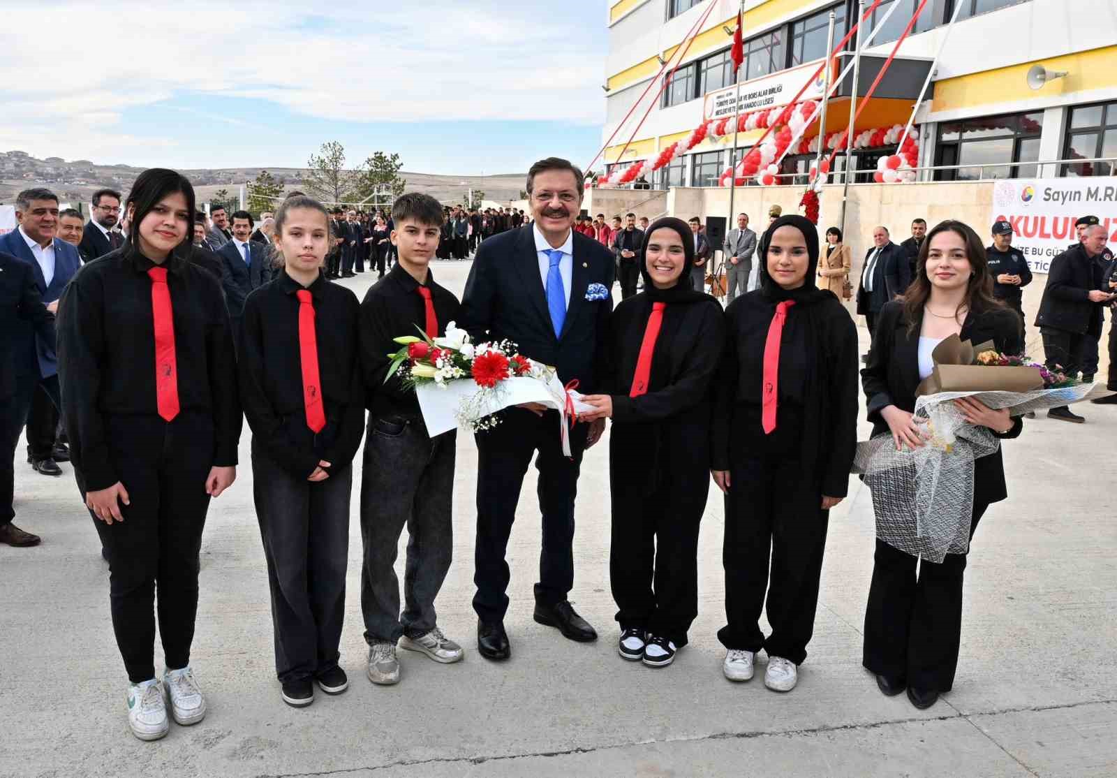 Öğrenciler talep etti, Hisarcıklıoğlu Togg fabrikası ziyaretine onay verdi
