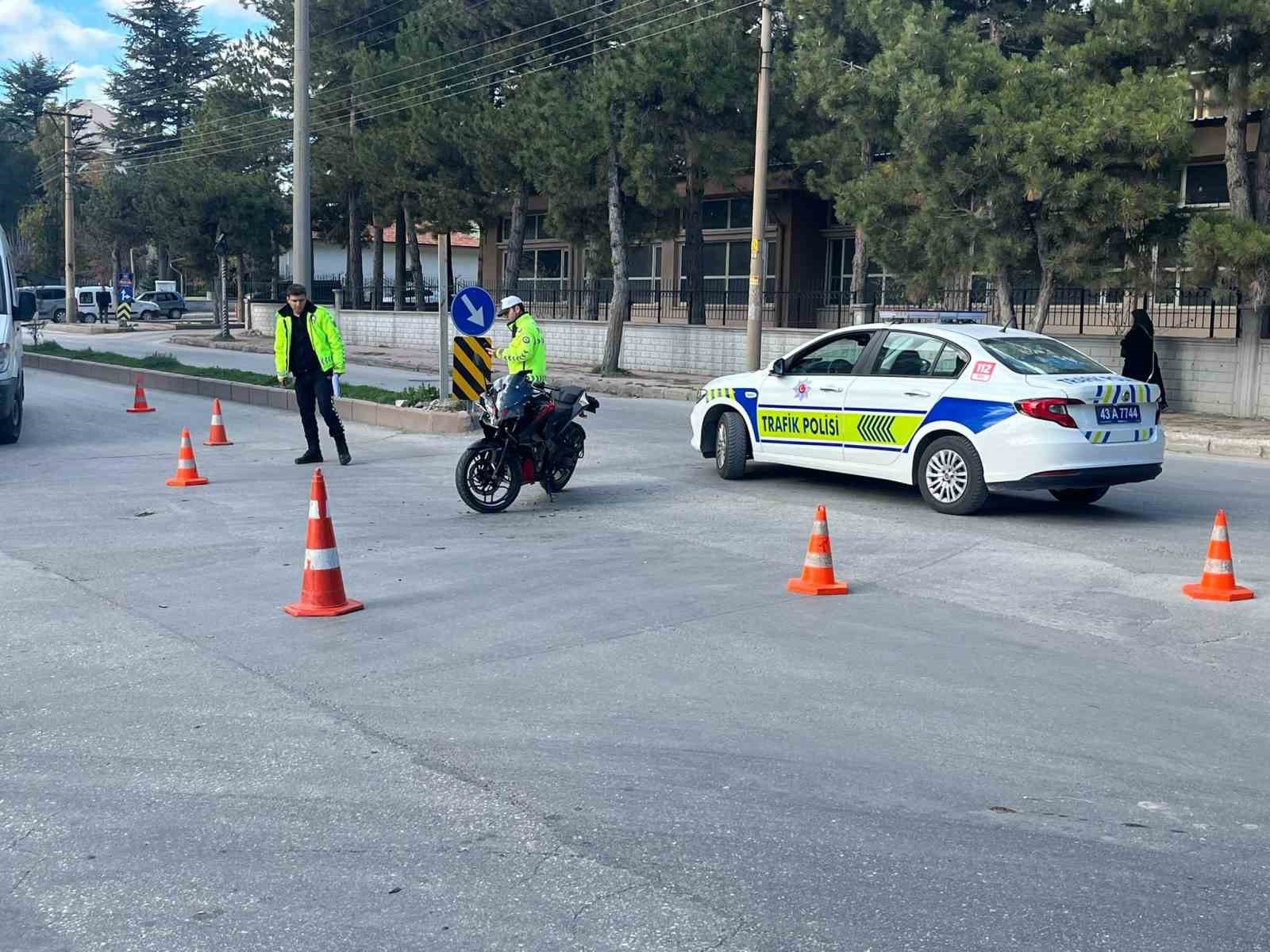Motosiklet otomobille &ccedil;arpıştı, 1 kişi yaralandı
