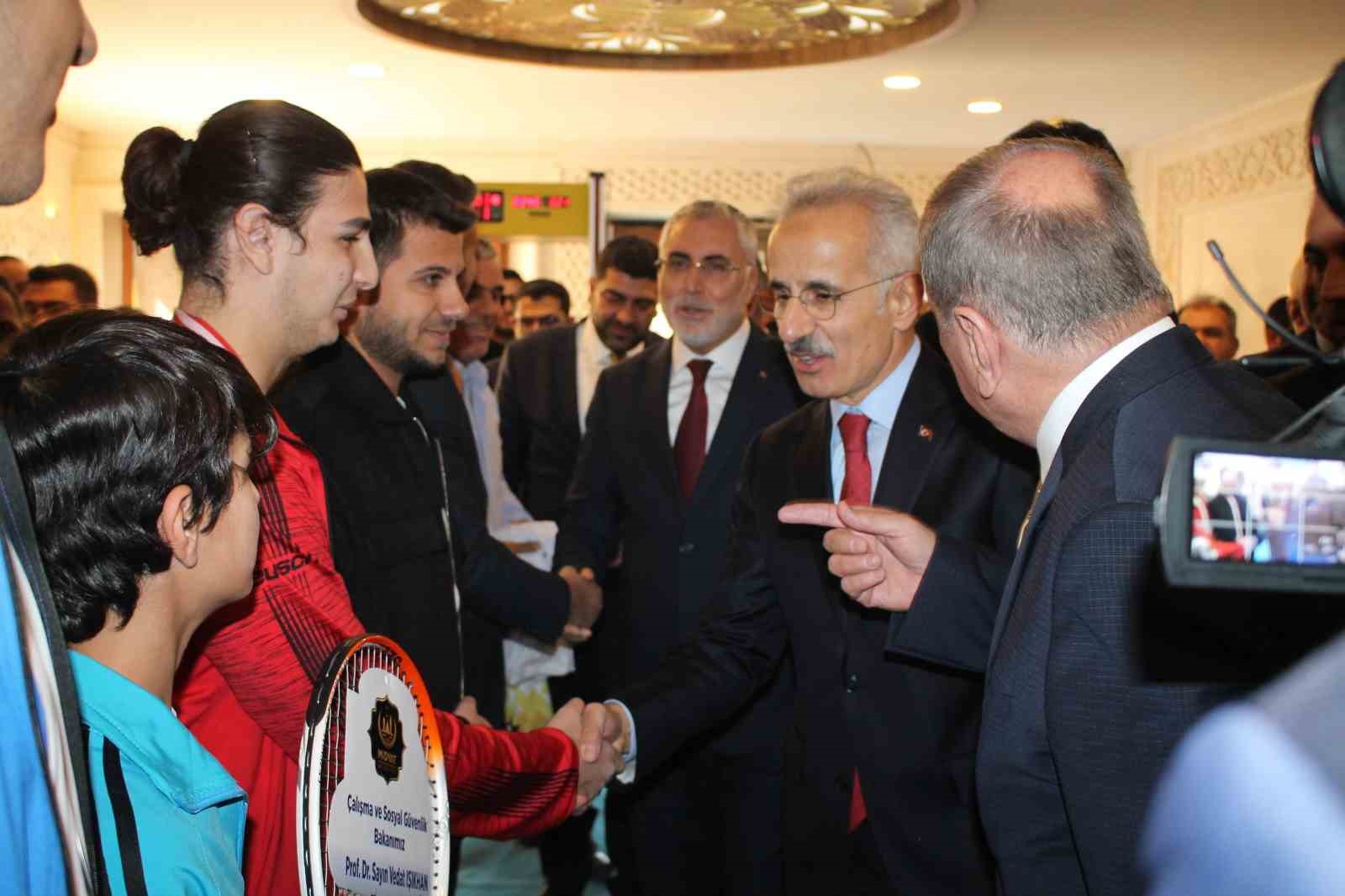 Bakan Uraloğlu ve Işıkhan Midyat Belediyesini ziyaret etti