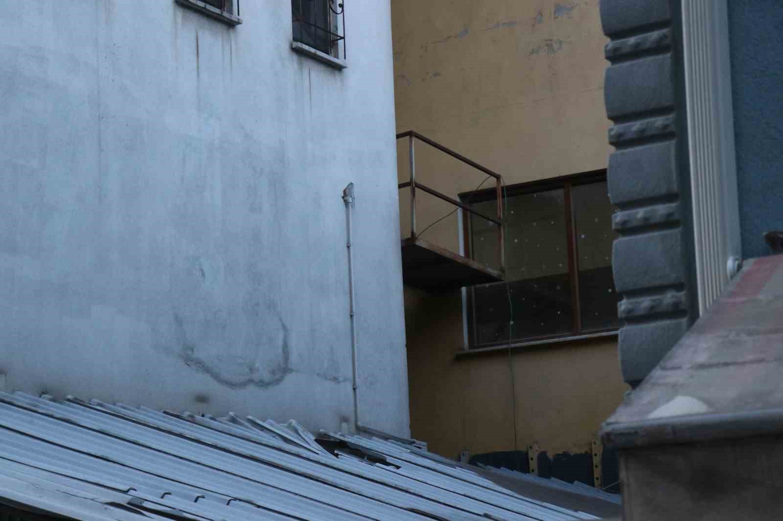 Marketten &uuml;r&uuml;n &ccedil;almaya &ccedil;alıştı, ka&ccedil;arken y&uuml;ksekten d&uuml;ş&uuml;p yaralandı
