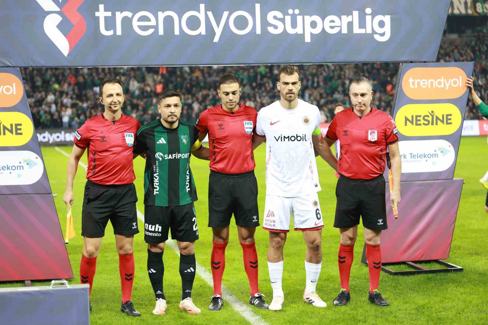 Trendyol Süper Lig: Kocaelispor: 0 - Gençlerbirliği: 0 (Maç devam ediyor)