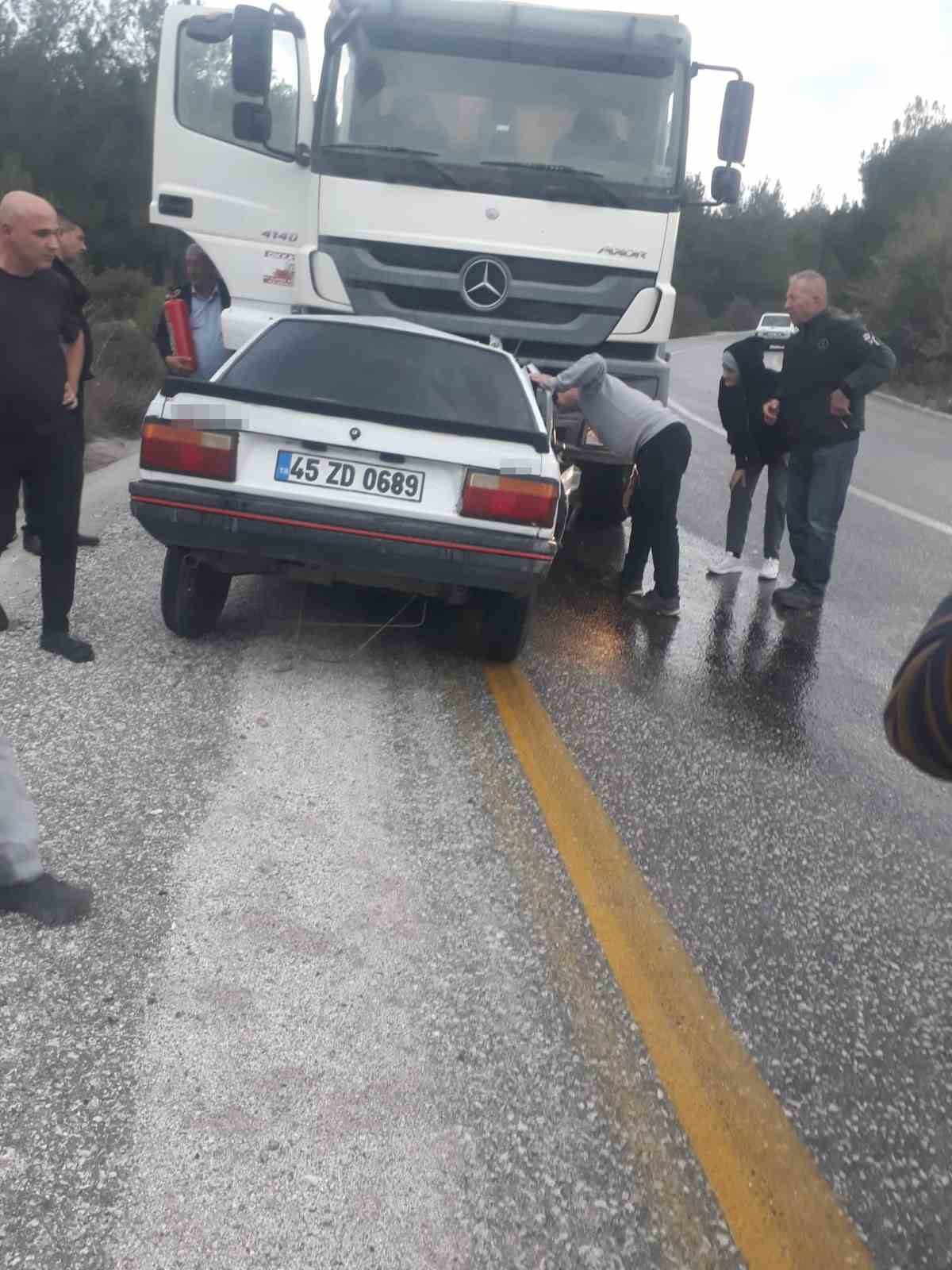 Akhisar&rsquo;da kamyon ile otomobil kafa kafaya &ccedil;arpıştı: 1 &ouml;l&uuml;, 1 yaralı
