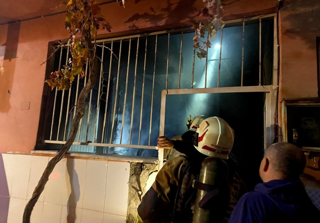 Alaşehir&rsquo;de ev yangını b&uuml;y&uuml;meden s&ouml;nd&uuml;r&uuml;ld&uuml;
