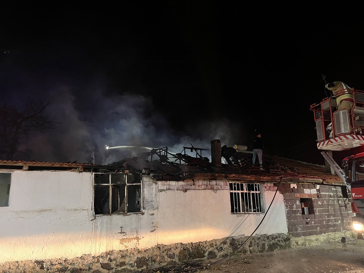 Kula&rsquo;da gece saatlerinde yangın paniği
