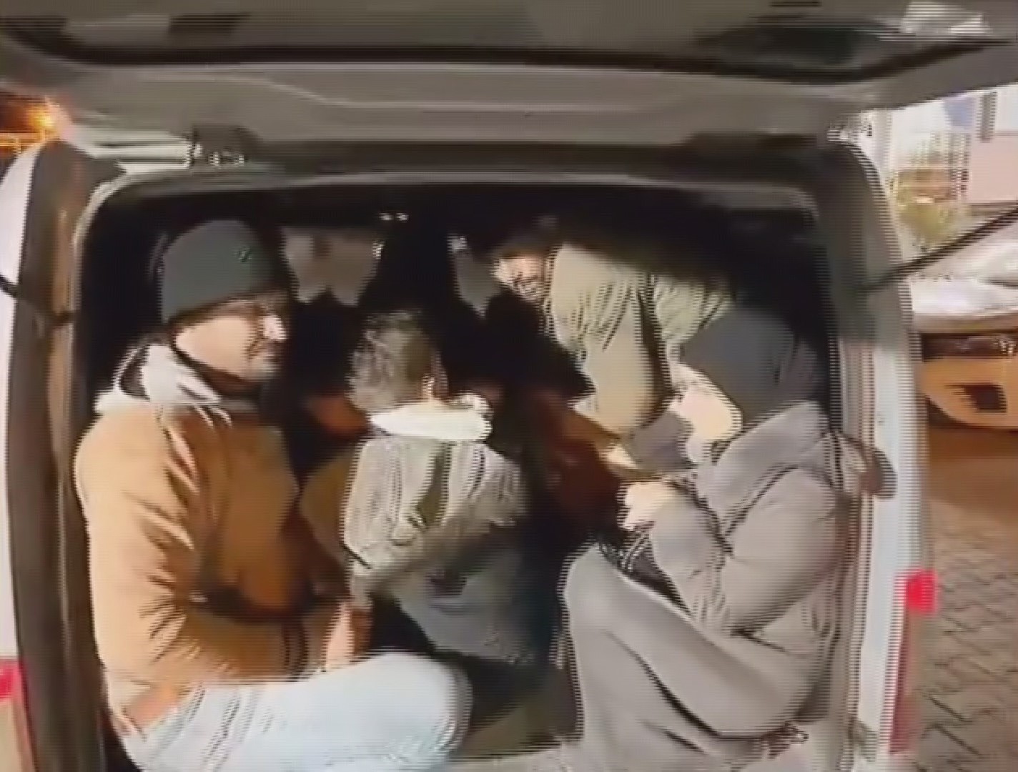 Hafif ticari araca tıka basa doldurulan  13 göçmen yakalandı