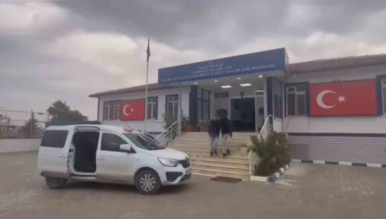 Hafif ticari araca tıka basa doldurulan  13 göçmen yakalandı
