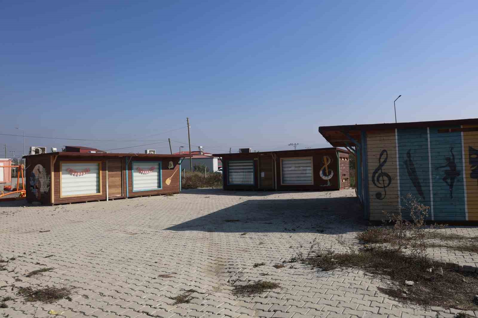 Depremzede &ouml;ğrencilerin eğitim g&ouml;rd&uuml;ğ&uuml; k&uuml;t&uuml;phaneye dadanan klima hırsızlarına not asıp "L&uuml;tfen &Ccedil;alma" diyerek seslendiler
