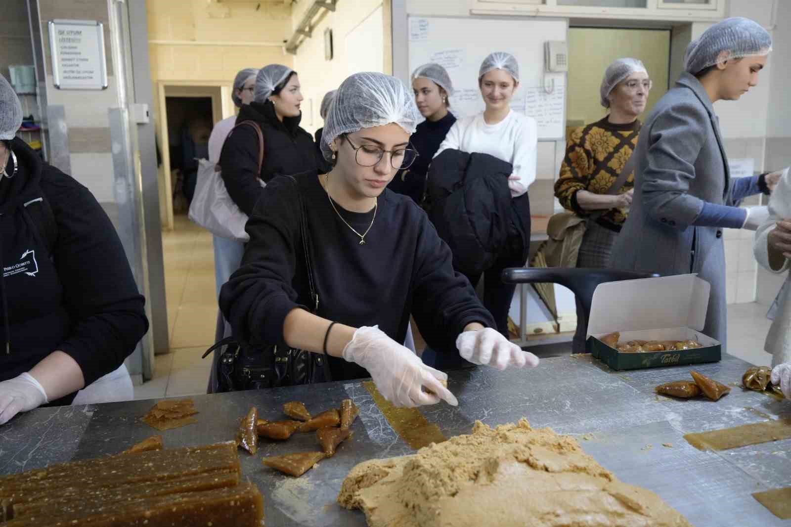 İtalyan Erasmus öğrencileri Gümüşhane’de pestil-köme ustası oldu