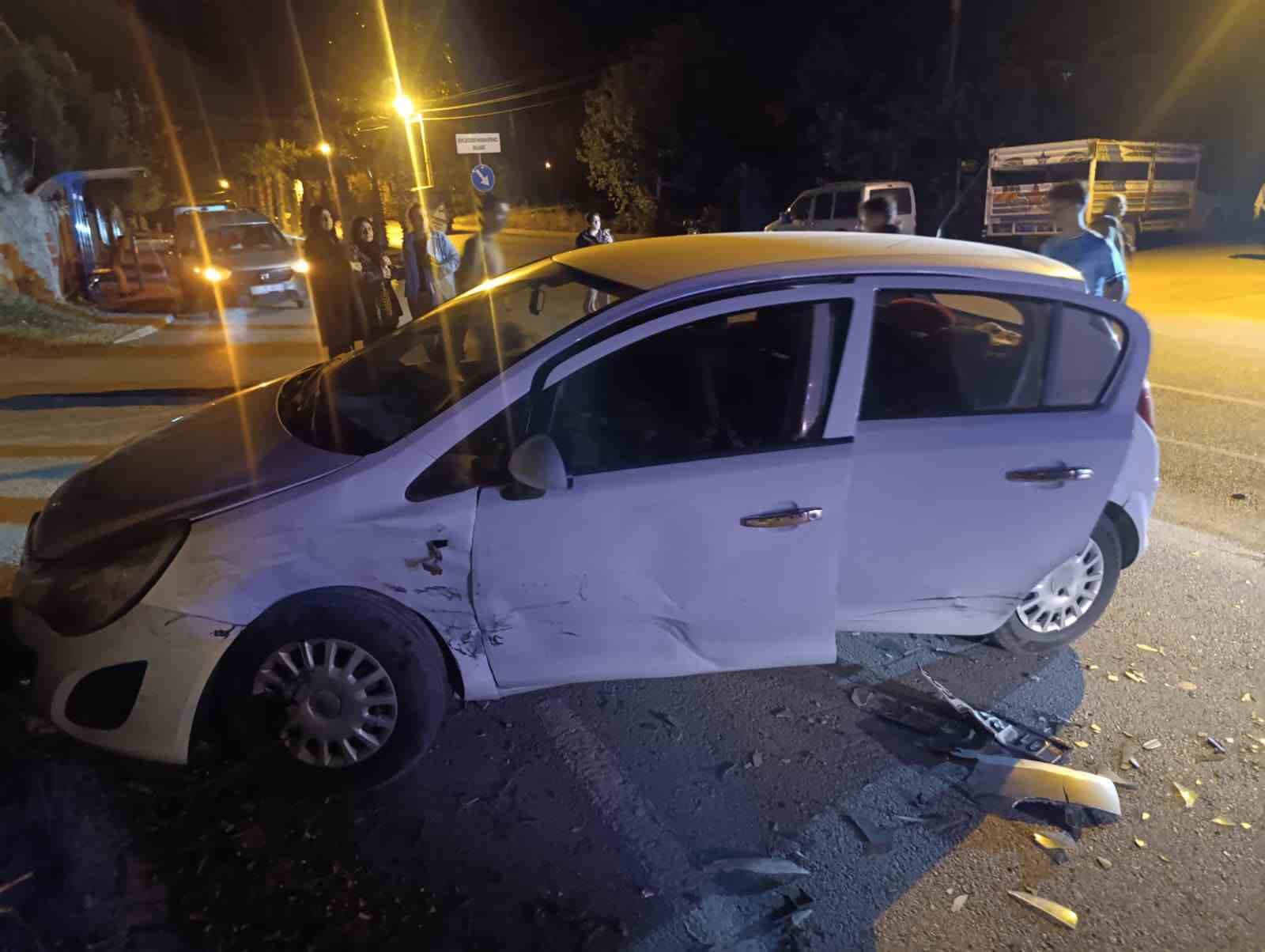 Otomobiller çarpıştı: 3 yaralı