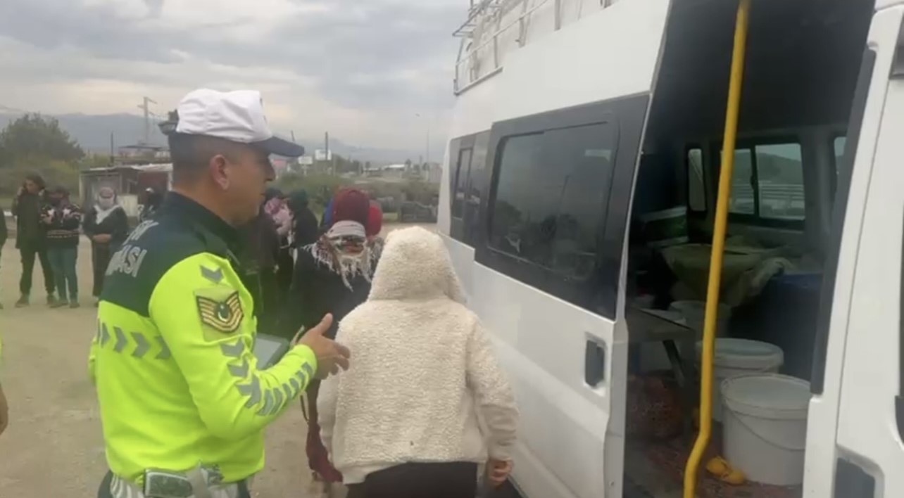 Osmaniye’de 15 kişilik minibüsten 30 işçi çıktı