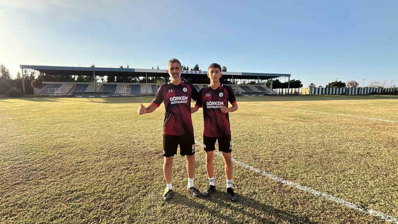 Hayalini ger&ccedil;ekleştiren 42 yaşındaki baba, 16 yaşındaki oğluyla birlikte meşin yuvarlağında peşinde koşuyor
