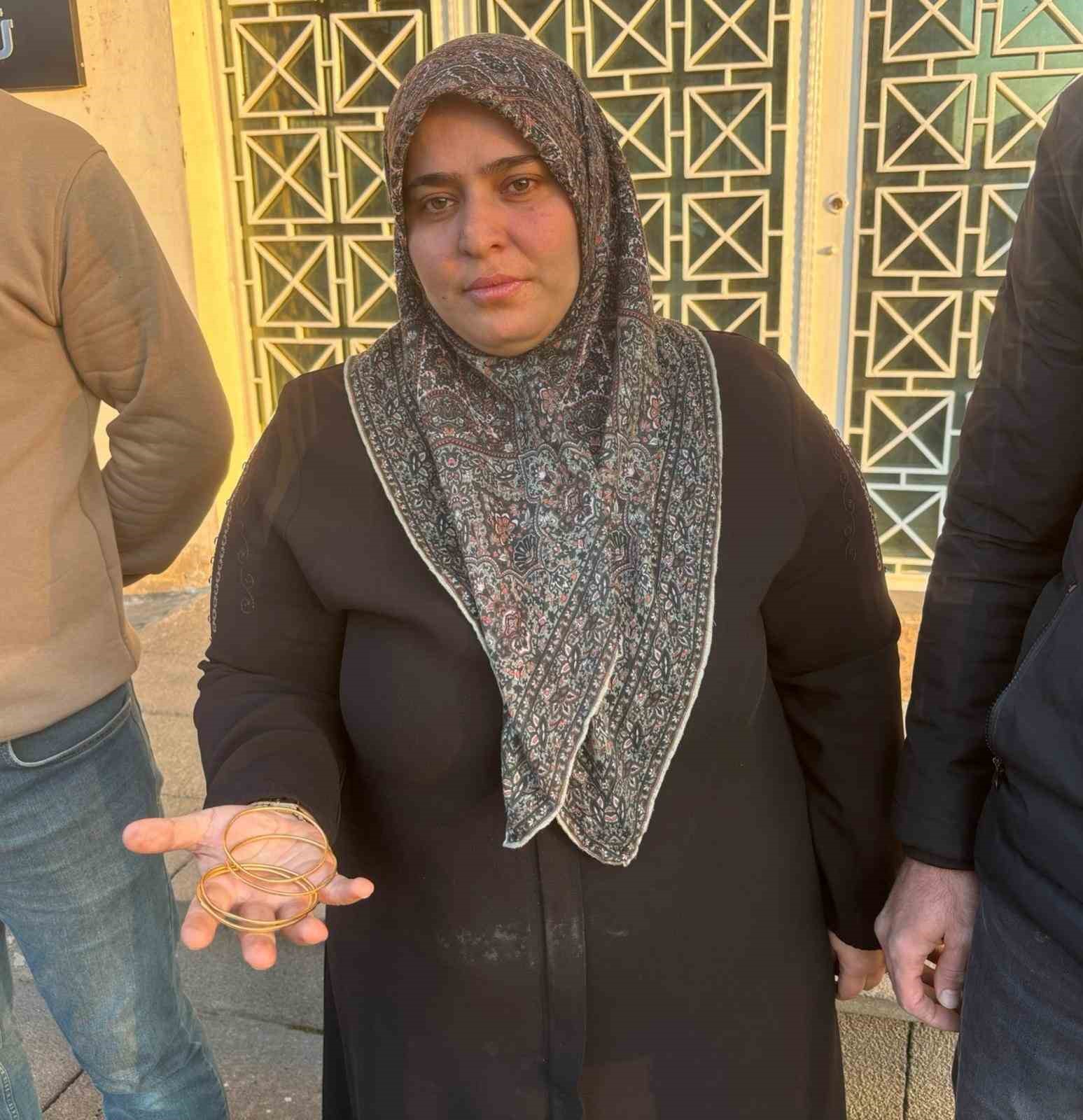 Düşürdüğü 40 gram altın 40 tonluk çöplükte bulundu, gözyaşlarına hakim olamadı