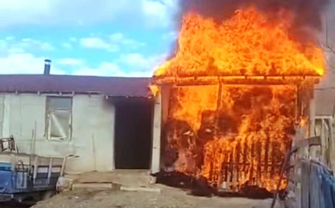 Kütahya’da ahır yangını büyümeden söndürüldü