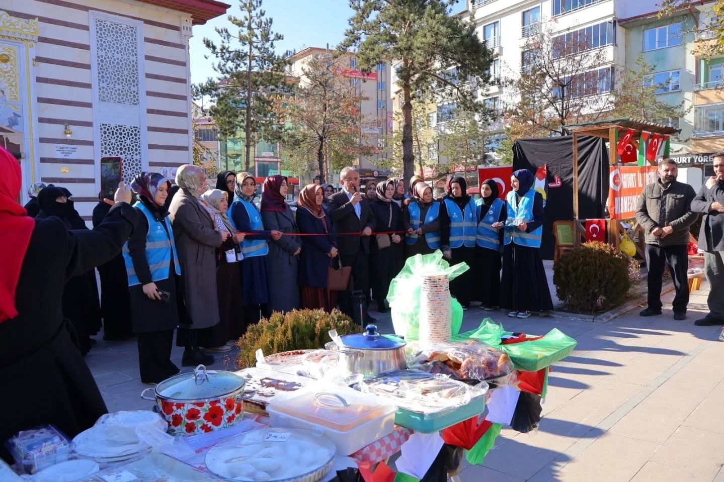 Bayburt’un farklı noktalarında Filistin yararına hayır çarşıları kuruldu
