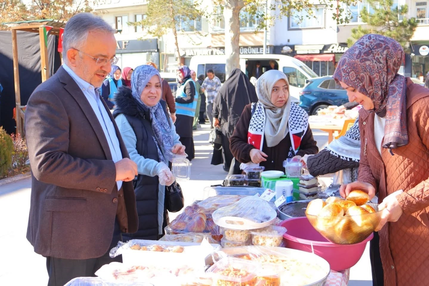 Bayburt’un farklı noktalarında Filistin yararına hayır çarşıları kuruldu