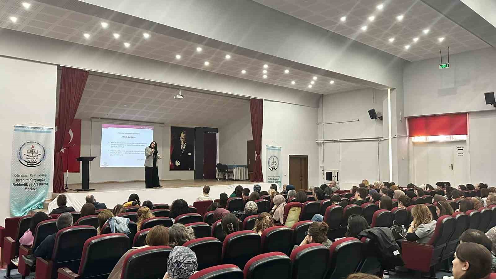 Rehber öğretmenlere afet ve acil durumlarda psikososyal destek hakkında eğitim verildi
