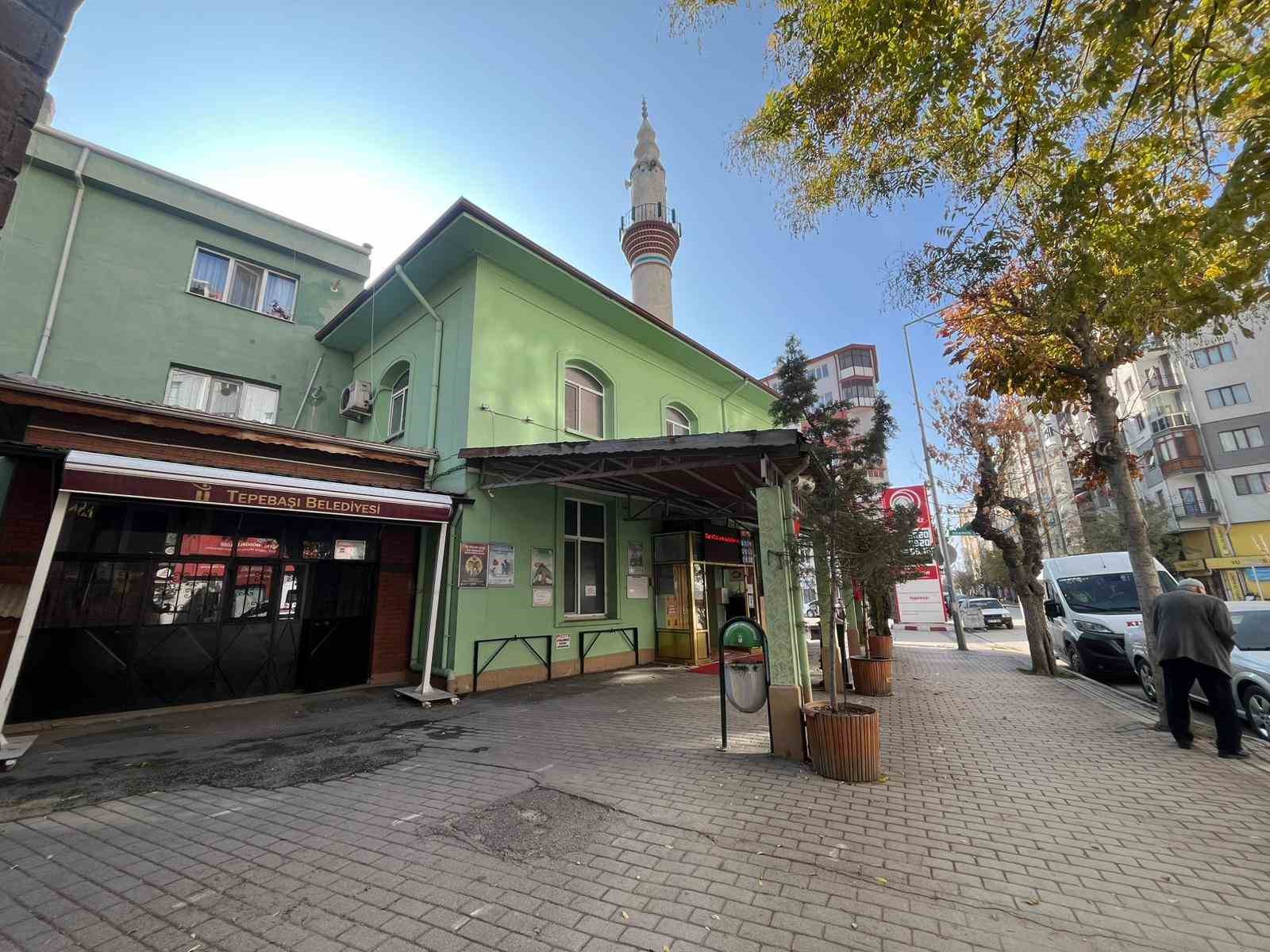 Cami kapısını yumruklayan şahsın saldırı anları g&uuml;venlik kamerasında
