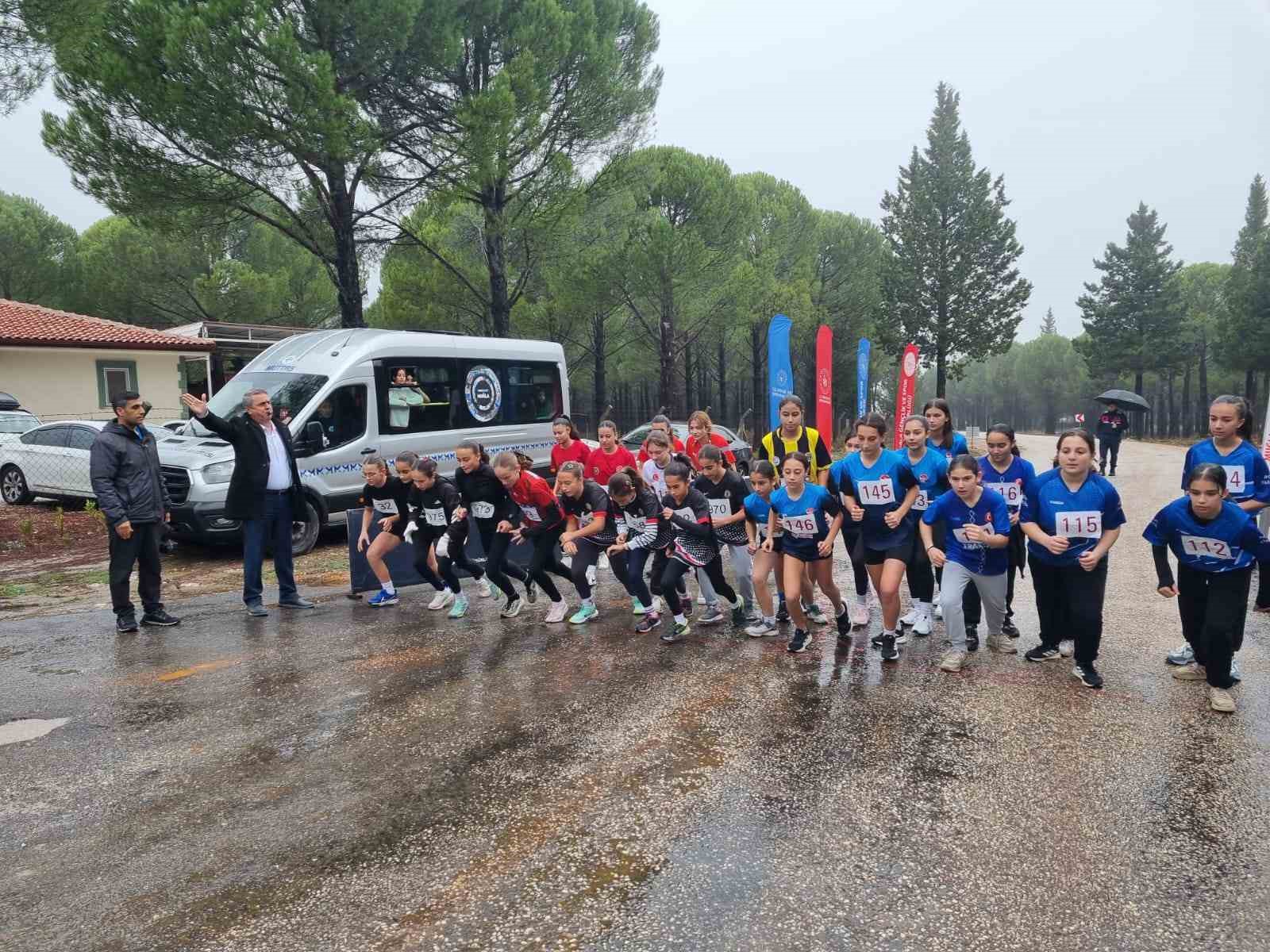 Okul sporları kros il birinciliğinde 130 sporcu ter döktü