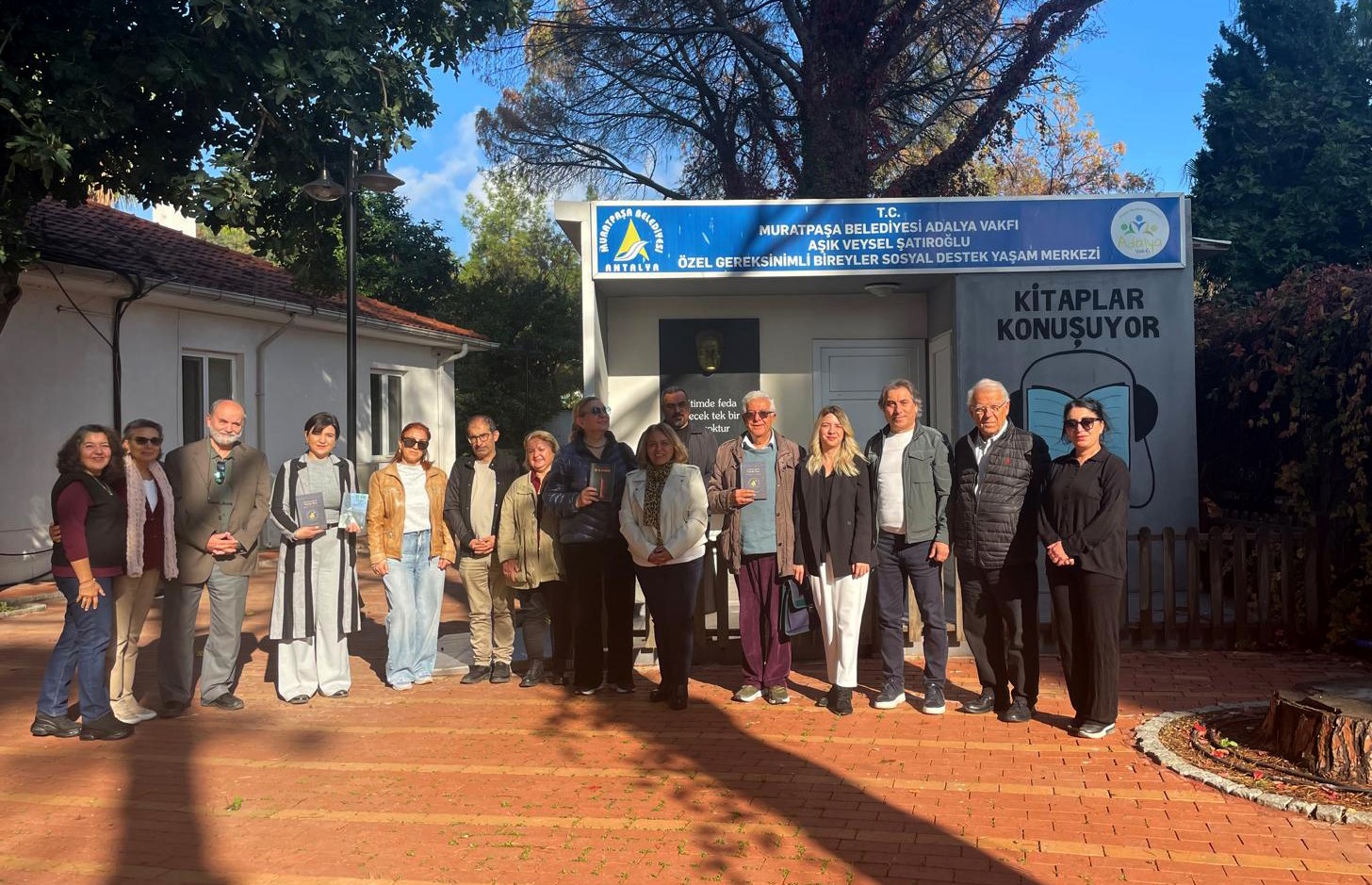 Muratpaşa&rsquo;da yazar ve şairler g&ouml;n&uuml;ll&uuml; okuyucu oldu
