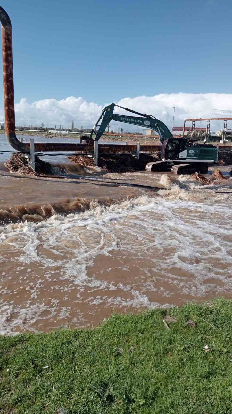 Ayvacık’ta aşırı yağış nedeniyle Tuzla Çayı taştı, tarım arazileri sular altında kaldı

