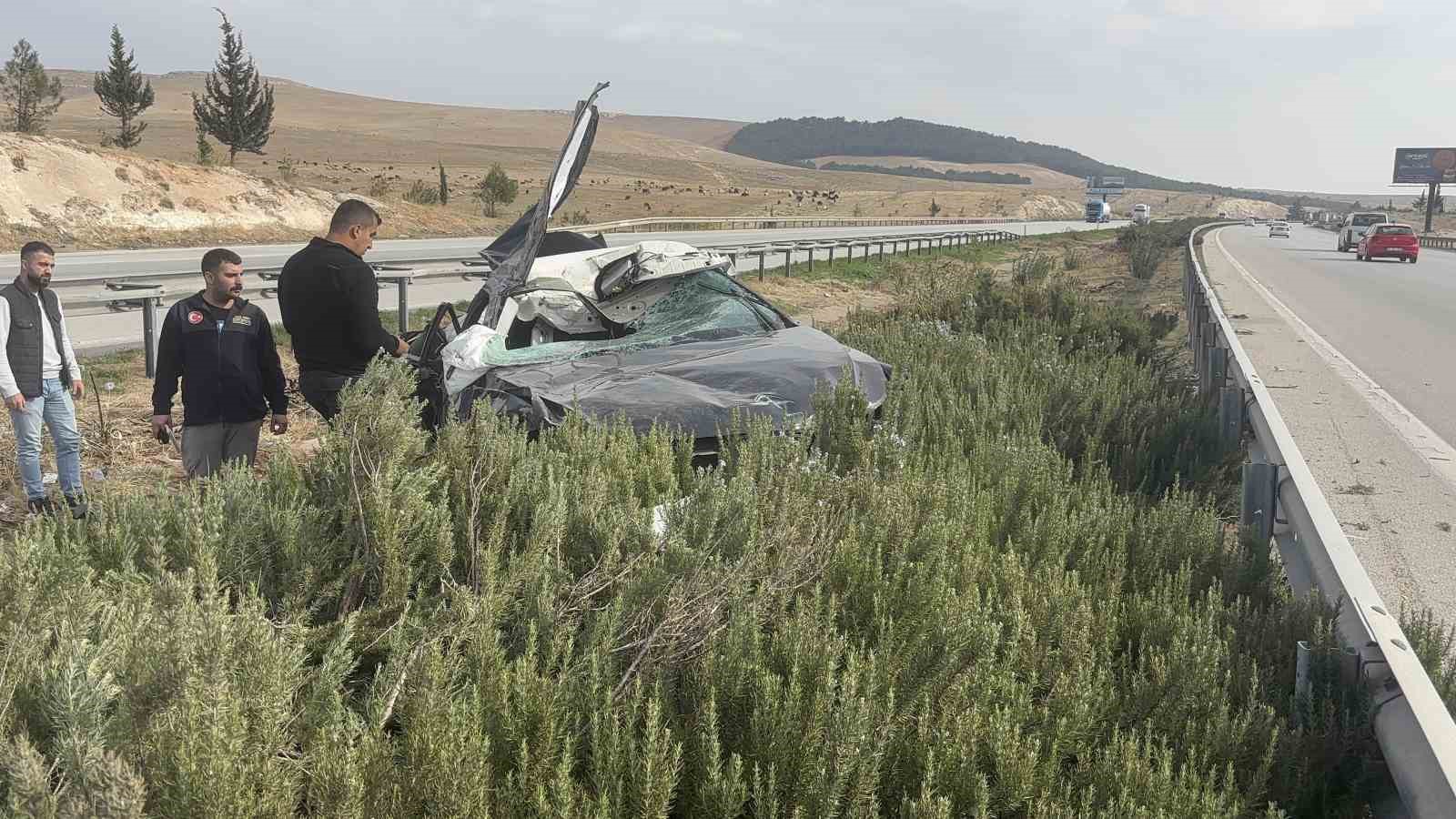 Kontrolden çıkan otomobil taklalar atarak refüje uçtu: 1 ölü, 4 yaralı