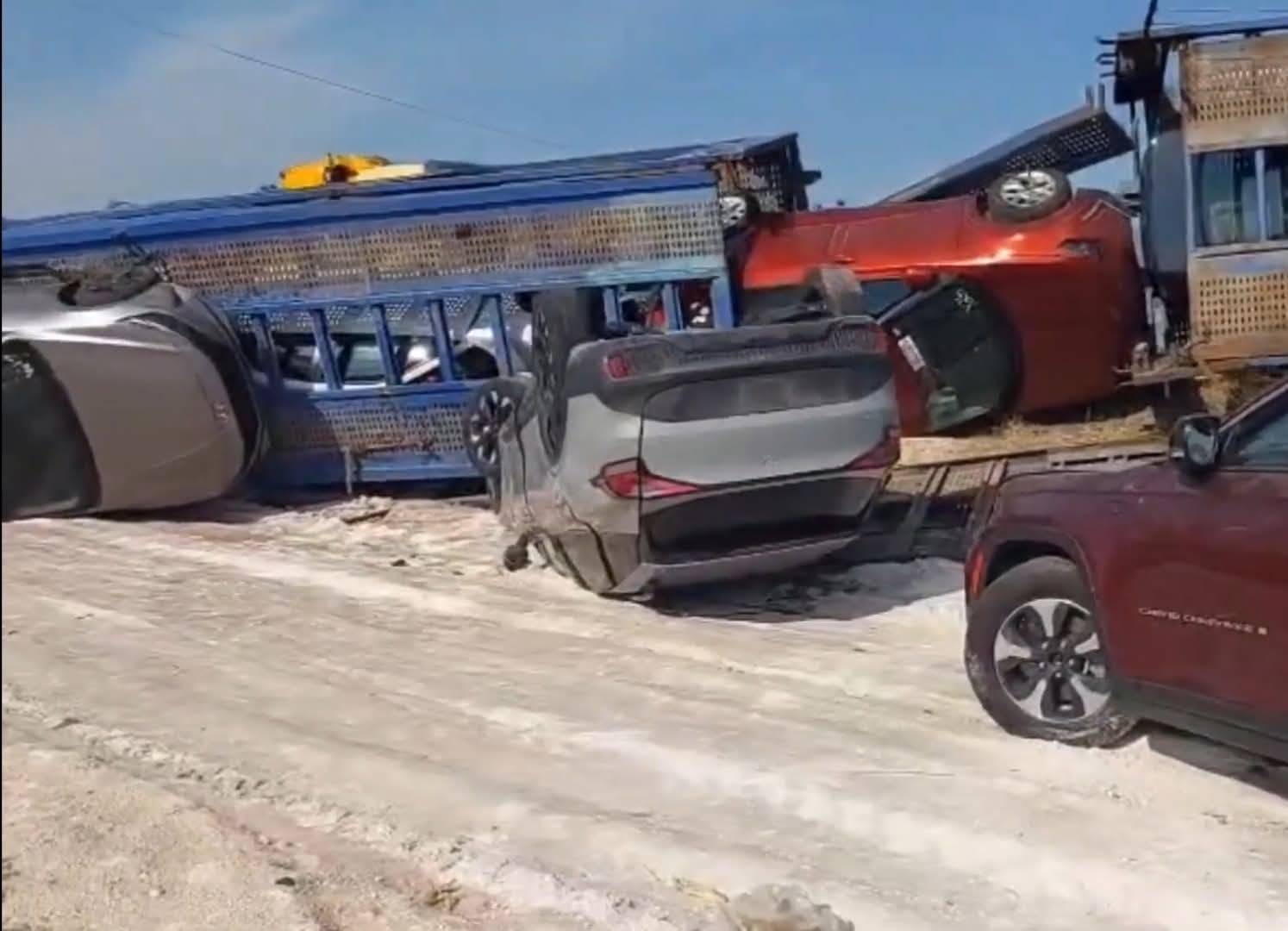 Devrilen tırda bulunan milyonluk araçlar hasar gördü
