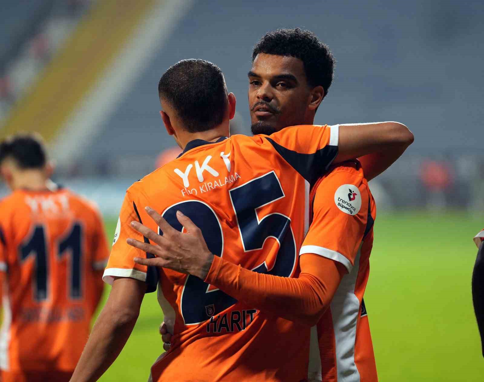 Trendyol Süper Lig: Kasımpaşa: 0 - RAMS Başakşehir: 2 (İlk yarı)
