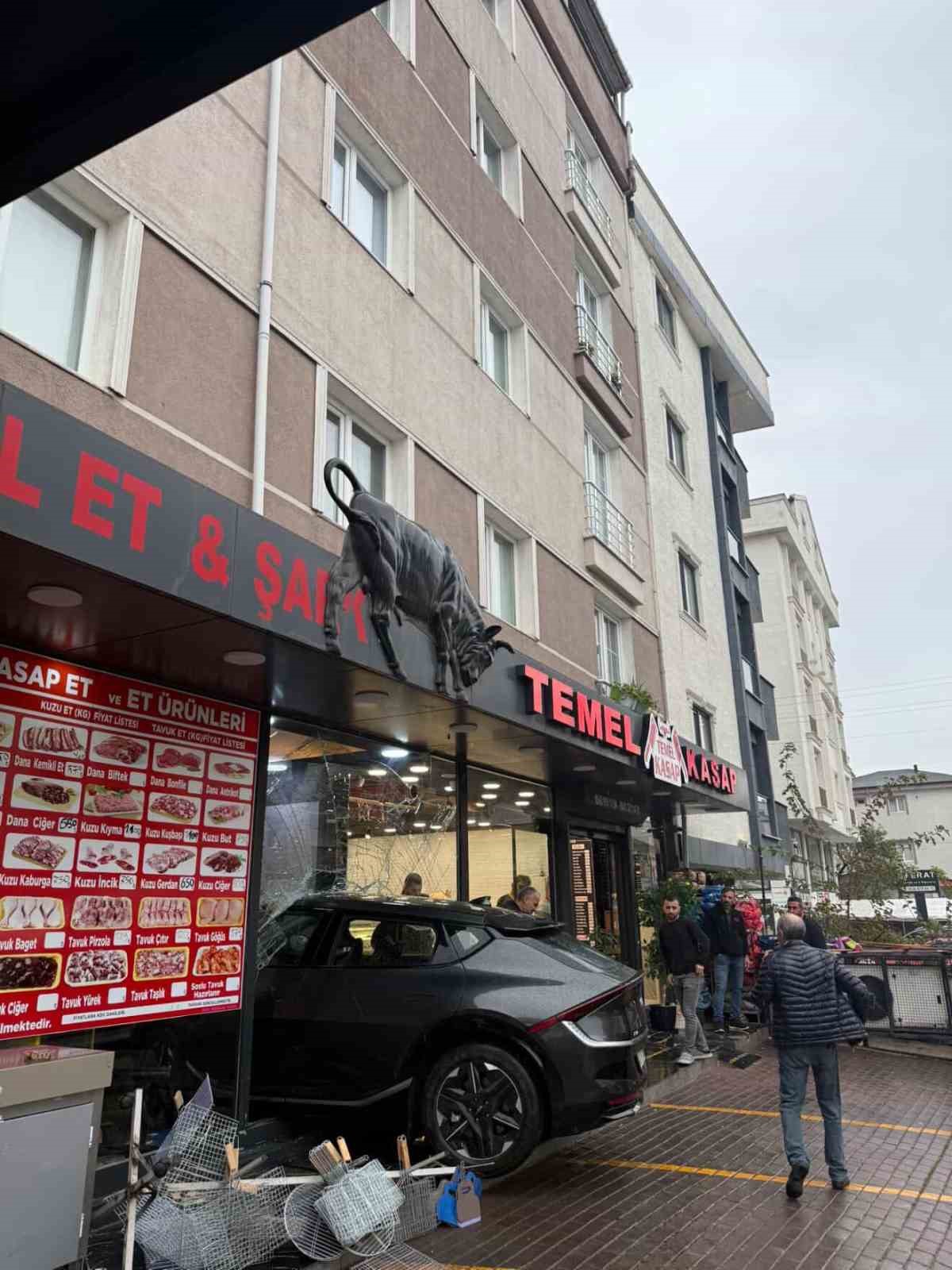 Kontrolden çıkan cip şarküteriye daldı: Kıl payı kurtuluş kamerada
