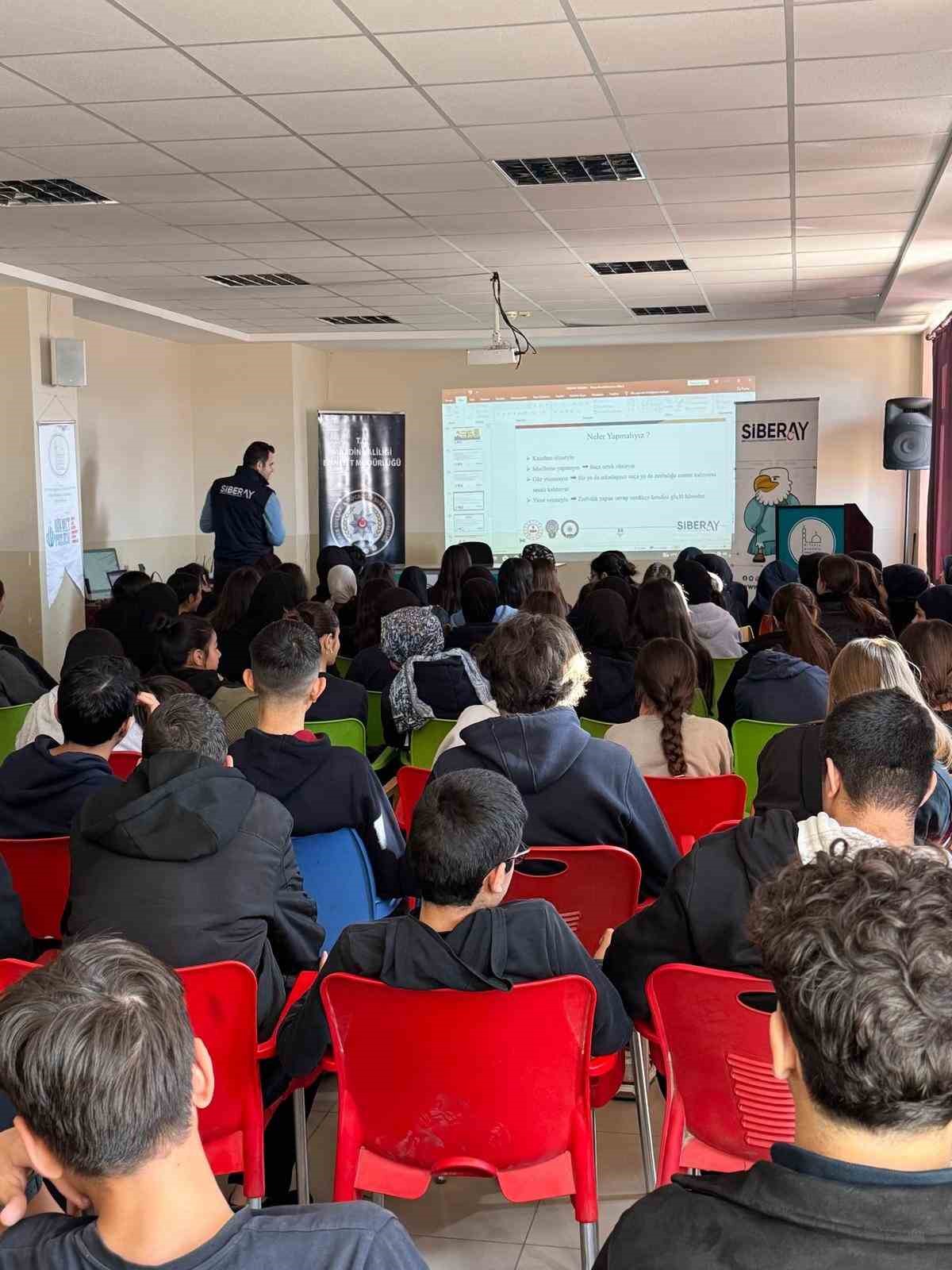 Mardin’de öğrenciler siberay projesi kapsamında bilgilendirildi