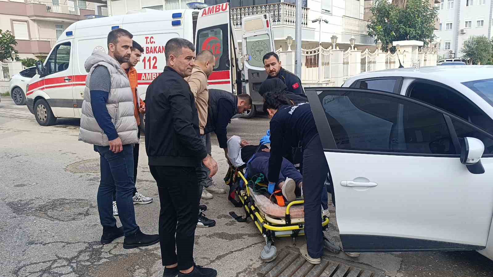 Antalya’da hafif ticari araç ile otomobil çarpıştı: 1 yaralı
