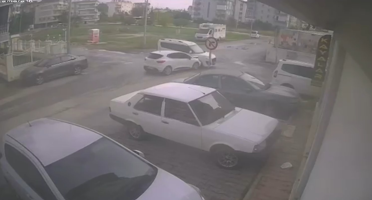 Antalya&rsquo;da hafif ticari ara&ccedil; ile otomobil &ccedil;arpıştı: 1 yaralı
