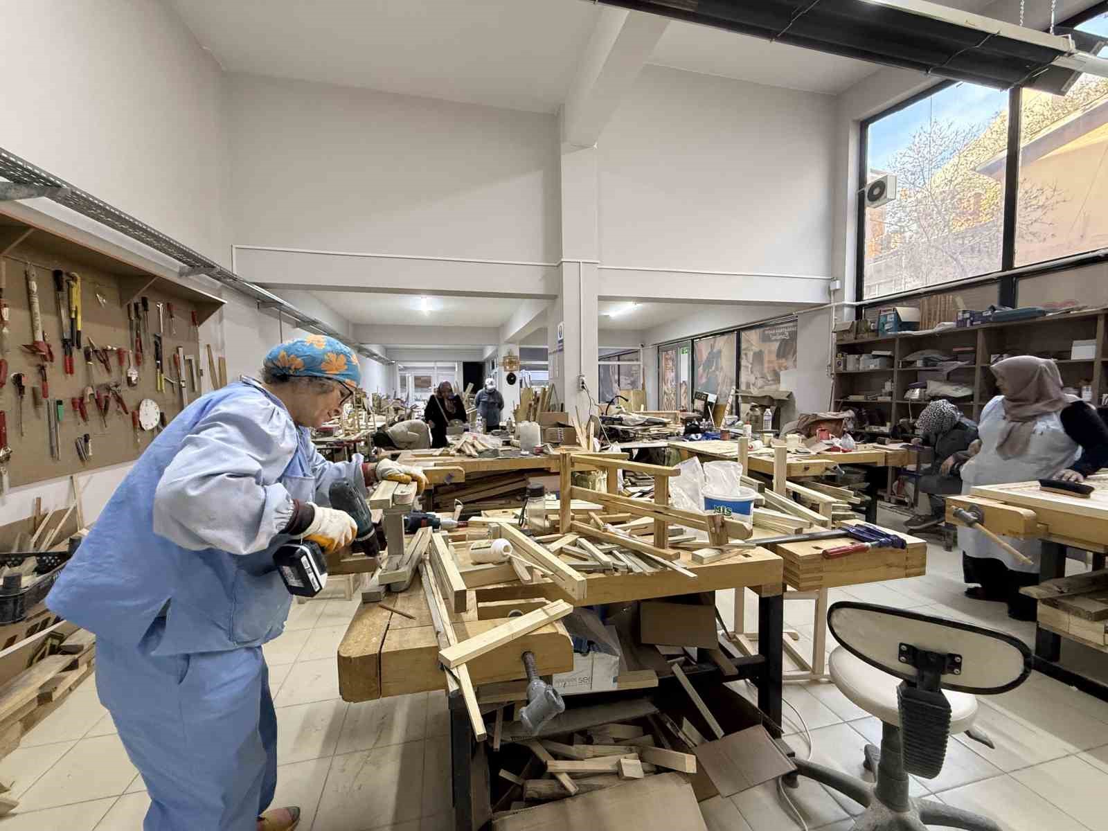 Kadınlar ahşap atölyesinde hem öğreniyor hem üretiyor