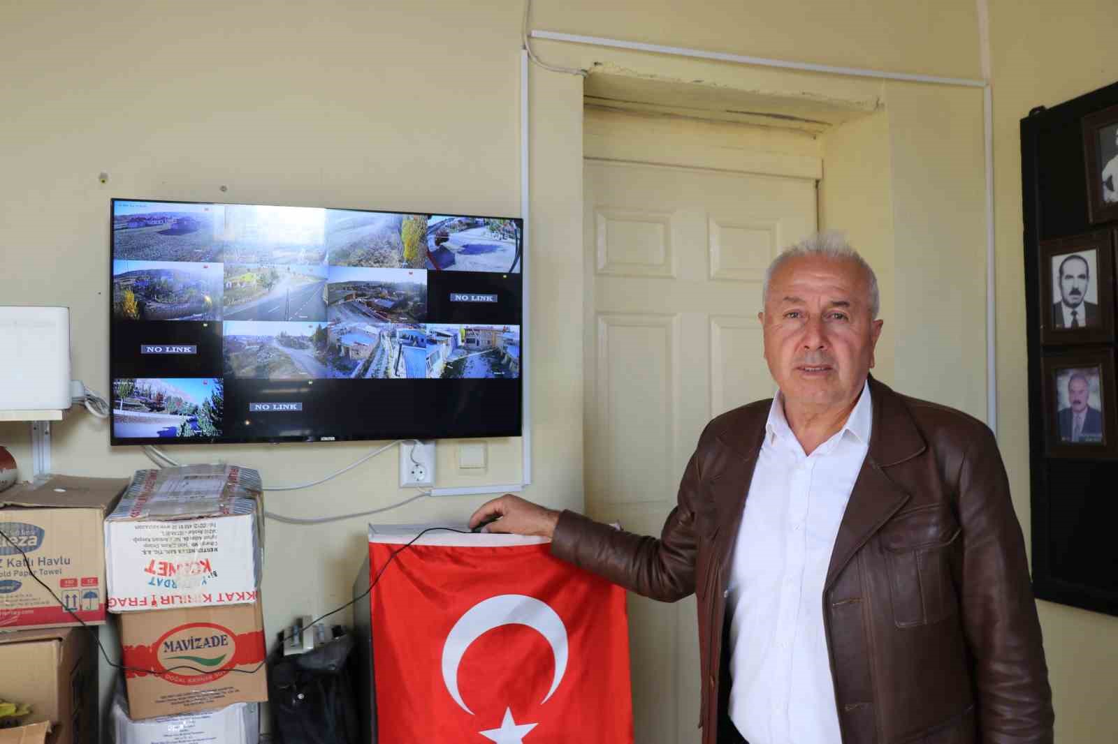 Bu köy 7 gün 24 saat kamerayla izleniyor