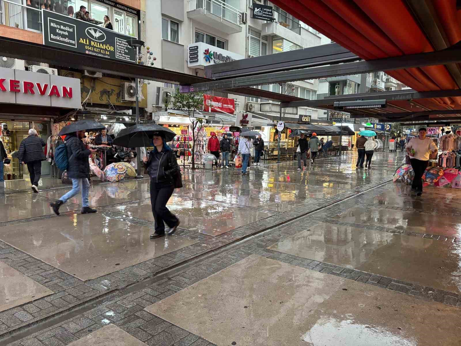 İzmir’de sağanak etkili oluyor
