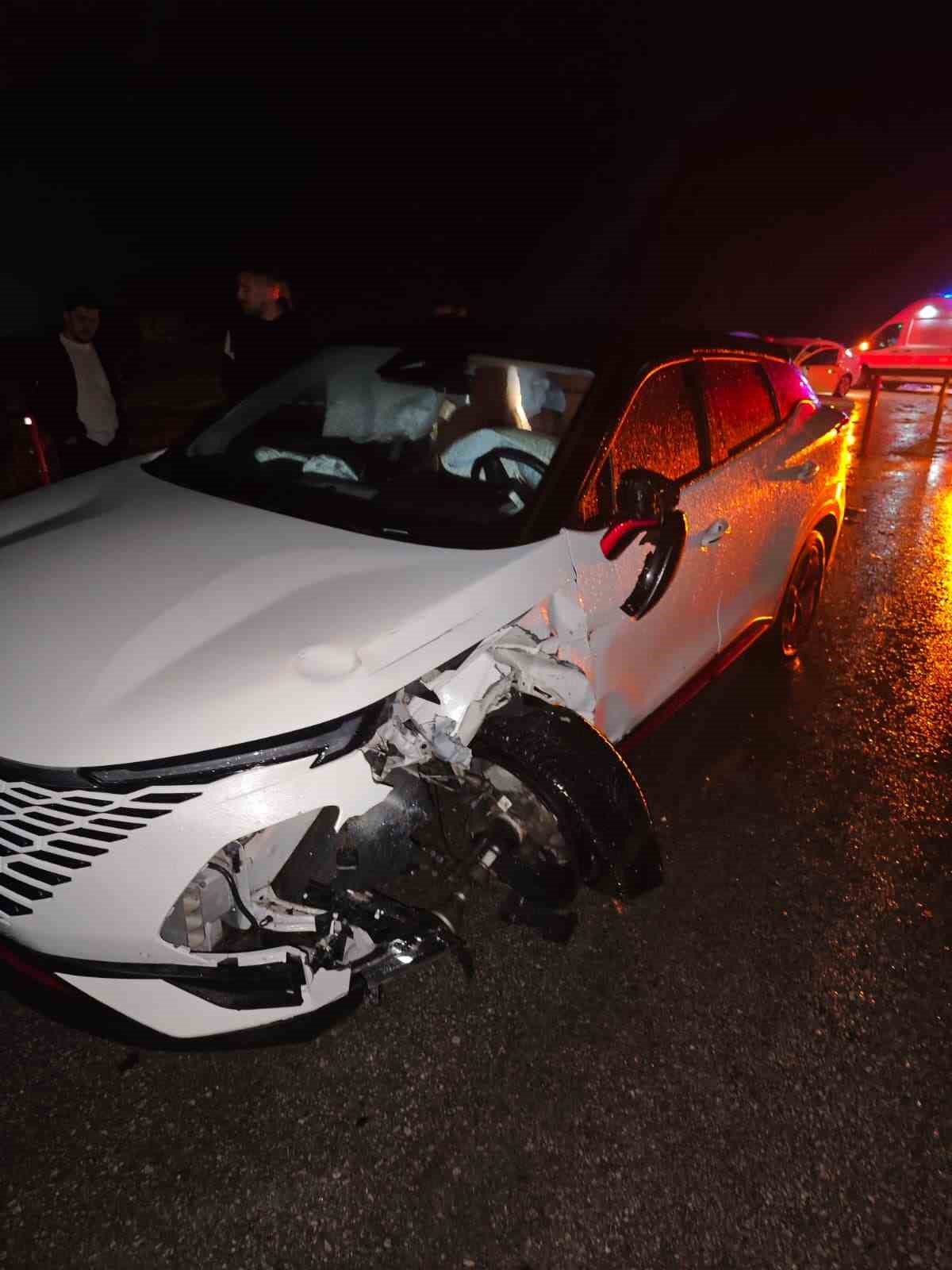 Kırklareli’nde yağışlı yolda zincirleme kaza: 3 araç birbirine girdi, 4 yaralı
