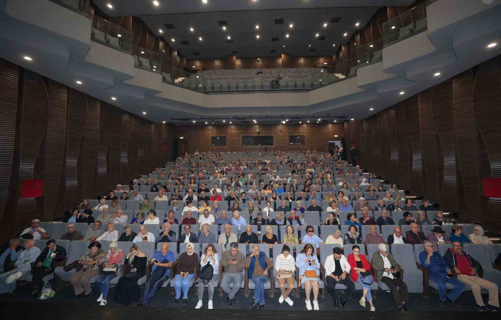 Mersin&rsquo;de emekli evi &uuml;yeleri &lsquo;Ben Anadolu&rsquo; oyununa yoğun ilgi g&ouml;sterdi
