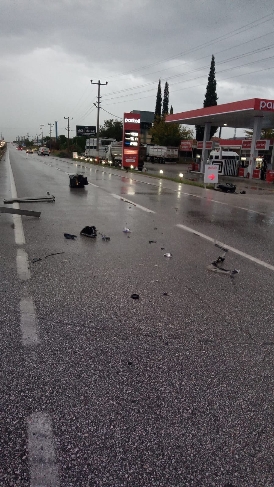 Tırın altında kalan otomobildeki karı koca hayatını kaybetti