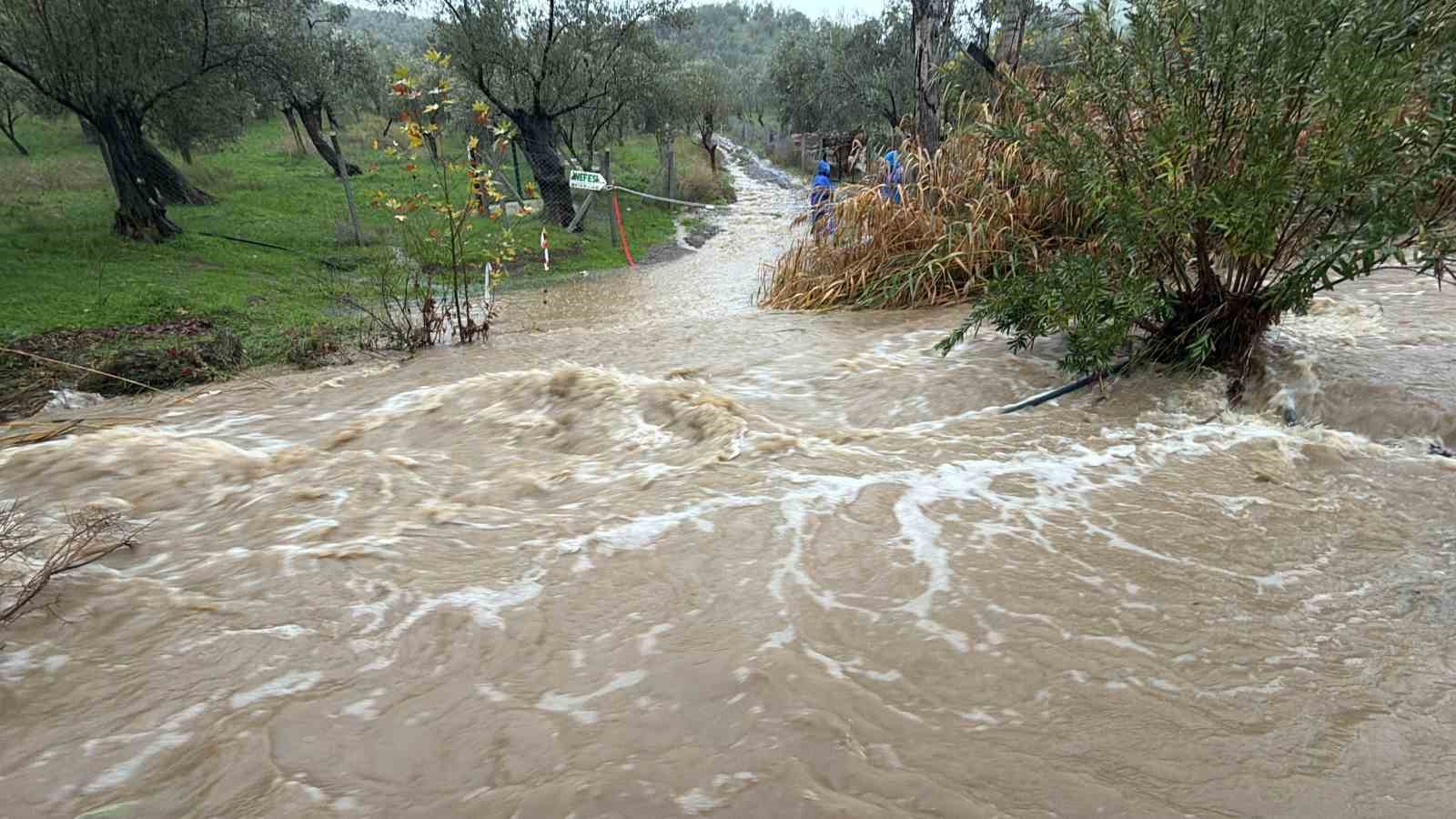 Edremit’te sağanak yağış hayatı felç etti