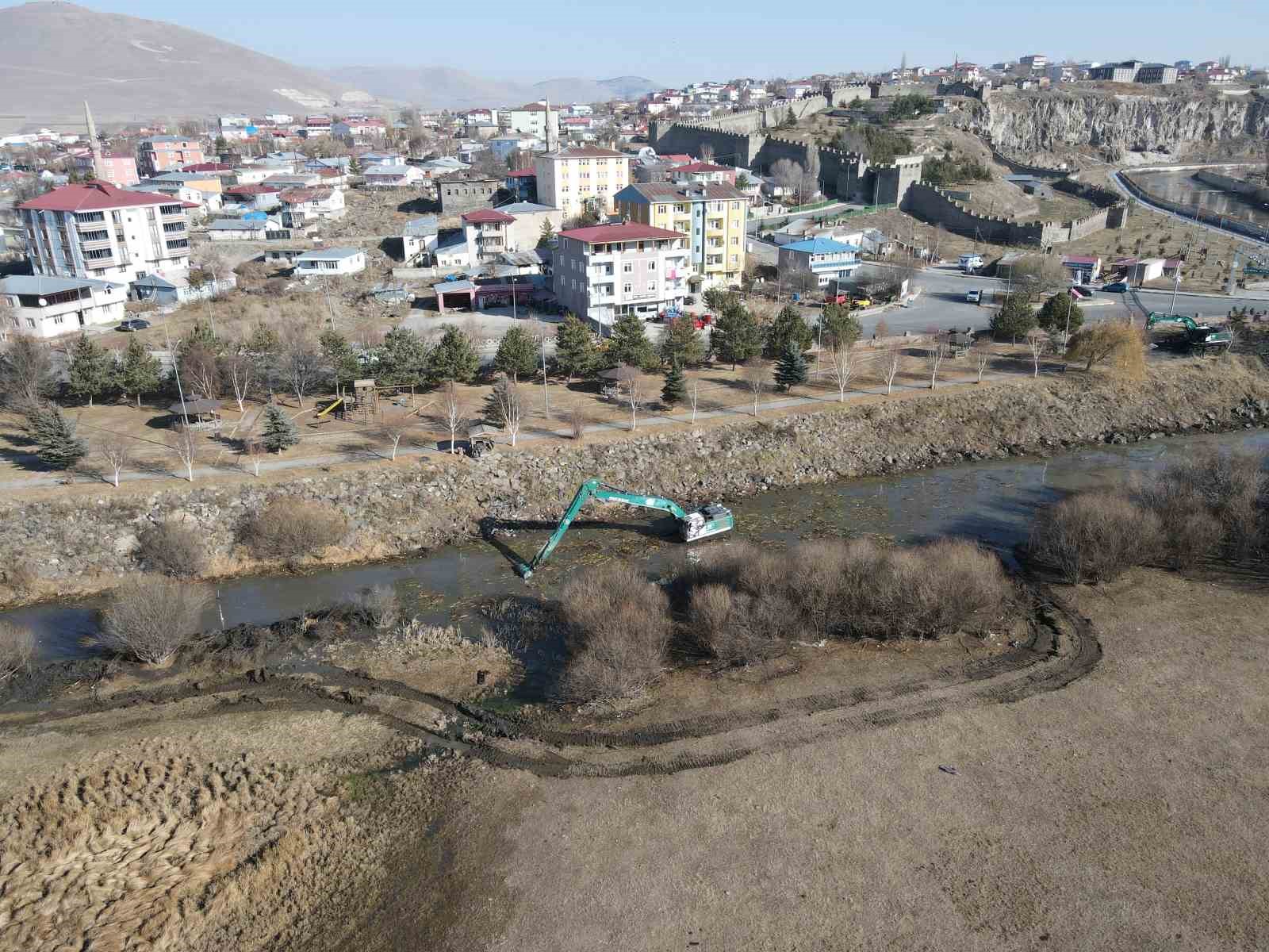 Kura Nehri’nde temizlik çalışması