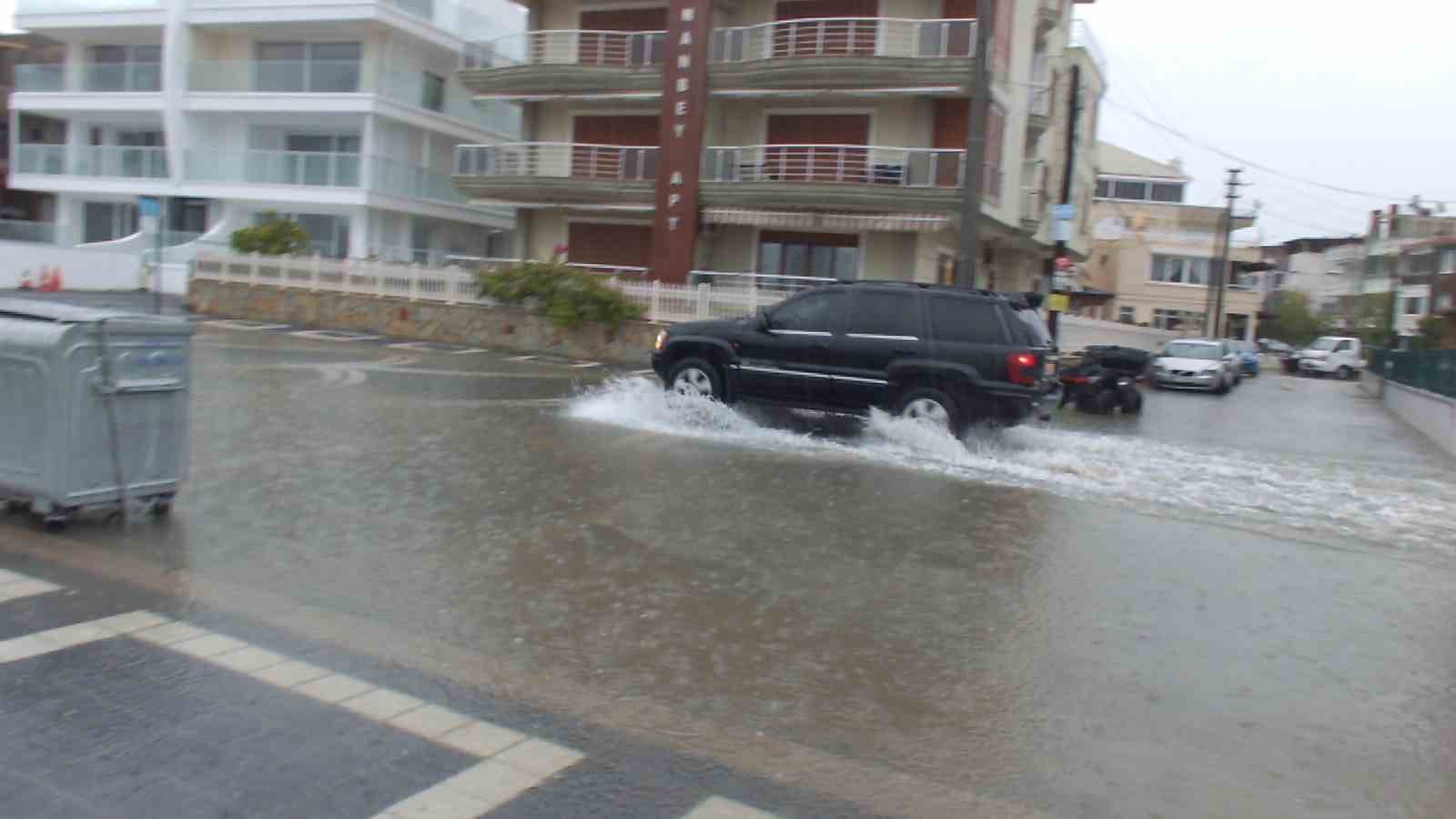 Burhaniye’de sağanak yağış yolları göle çevirdi, bazı evlerin bodrumlarını su bastı