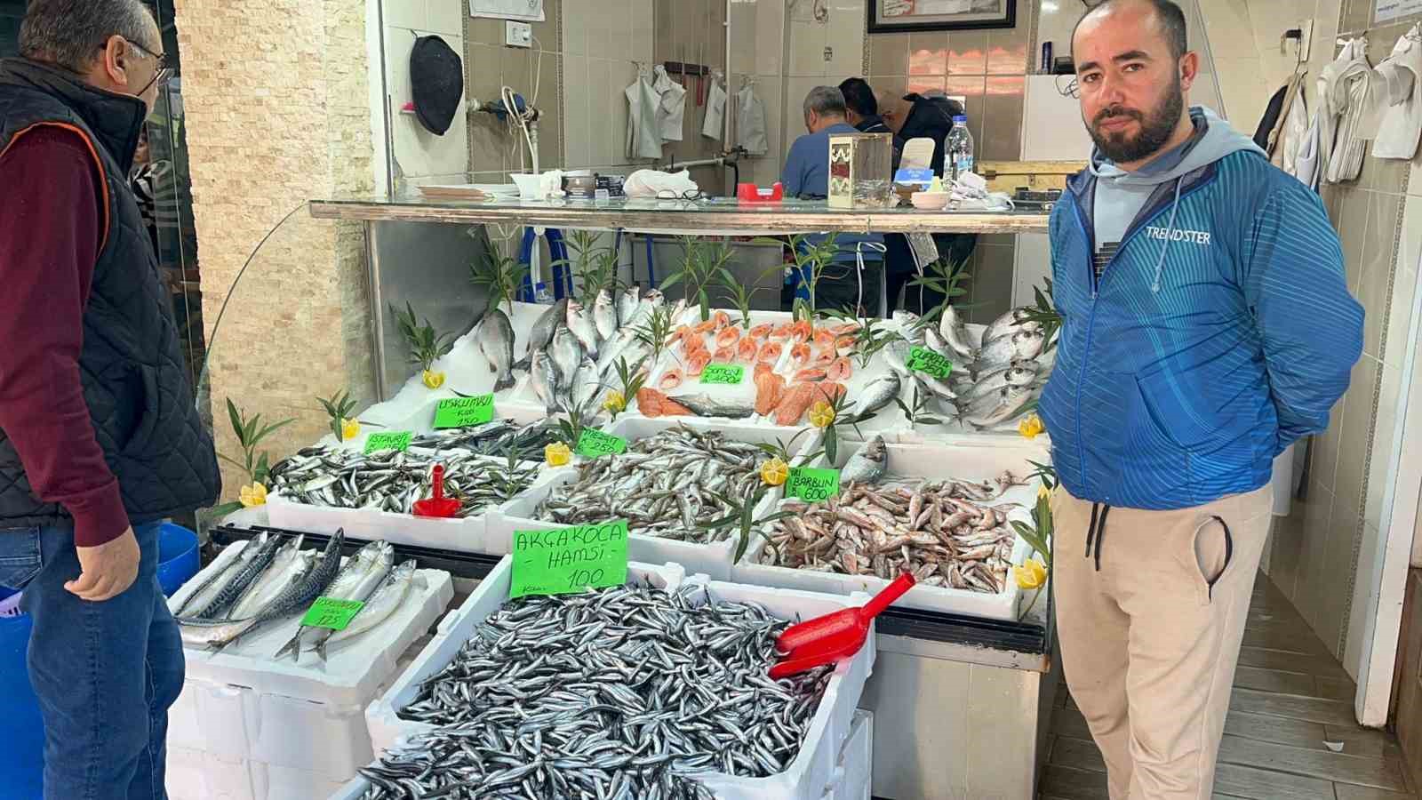 Düzce’de balık fiyatları düşerken, vatandaşlar balığa yöneliyor