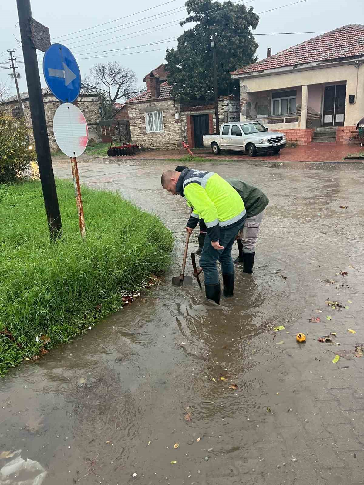Ayvalık’ta metrekareye 105.3 kilogram düşen yağış hayatı felç etti