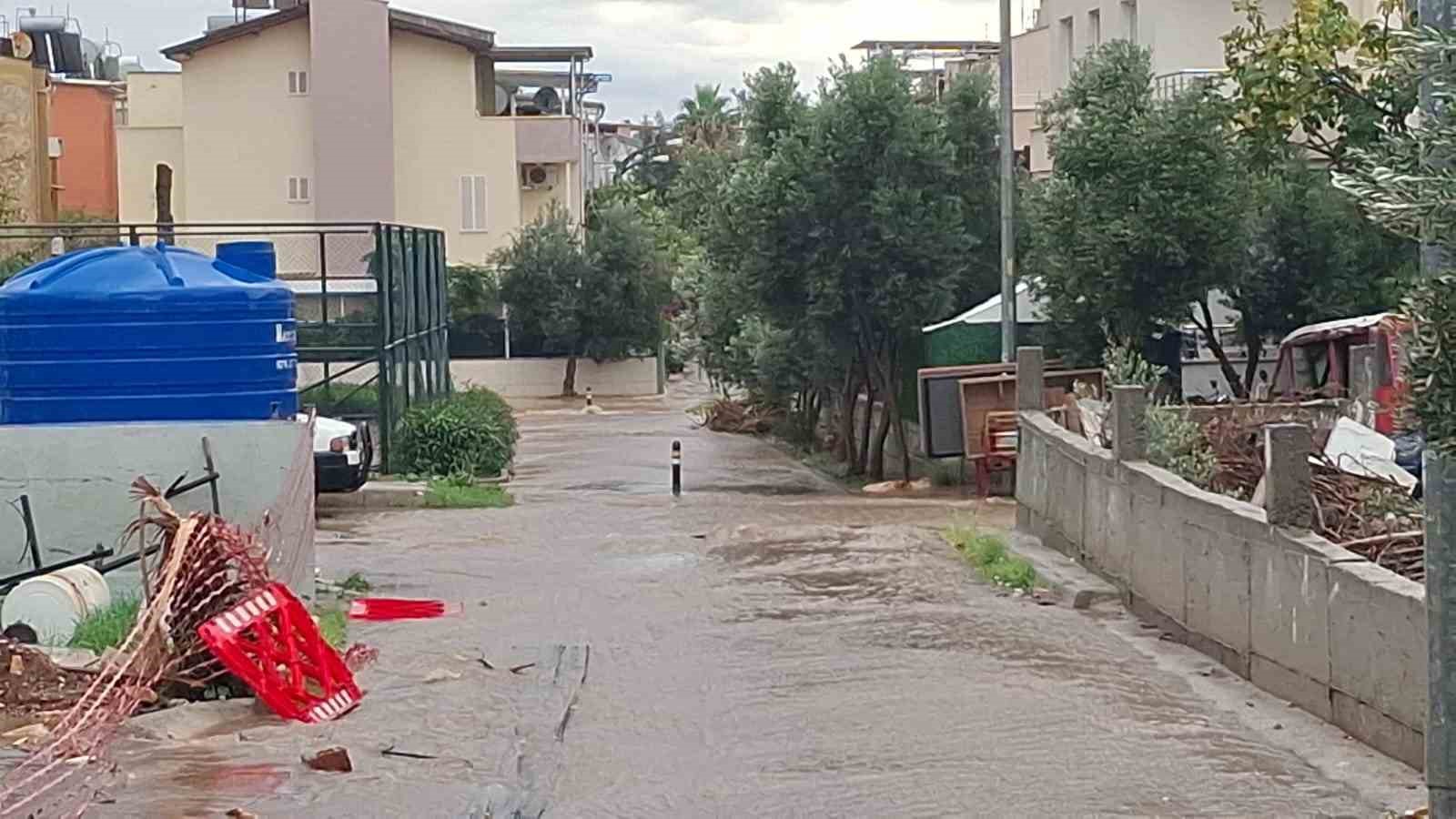 Didim’de sağanak yağış etkili oldu