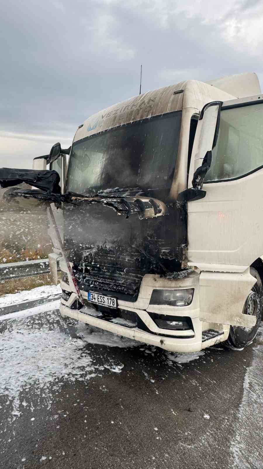 Bilecik&rsquo;te seyir halindeki beton mikseri bir anda alev aldı
